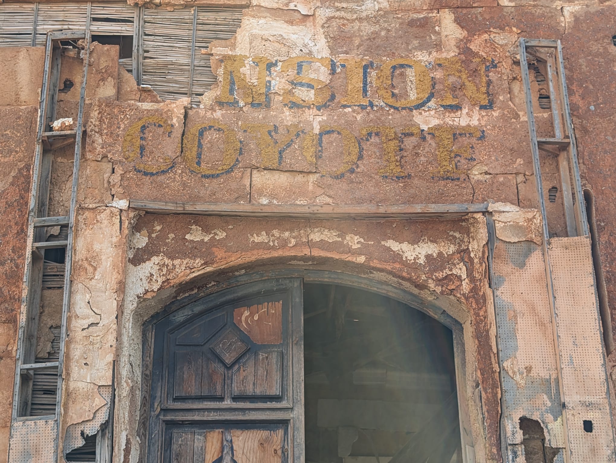 Vervallen gevel van Fort Condor, een verlaten filmset in de woestijn van Tabernas. Deze façades werden gebruikt voor westernfilms en zijn alleen aan de voorkant gebouwd. Wat ooit decor was voor het Wilde Westen, staat nu als stille herinnering aan de filmgeschiedenis van dit gebied.